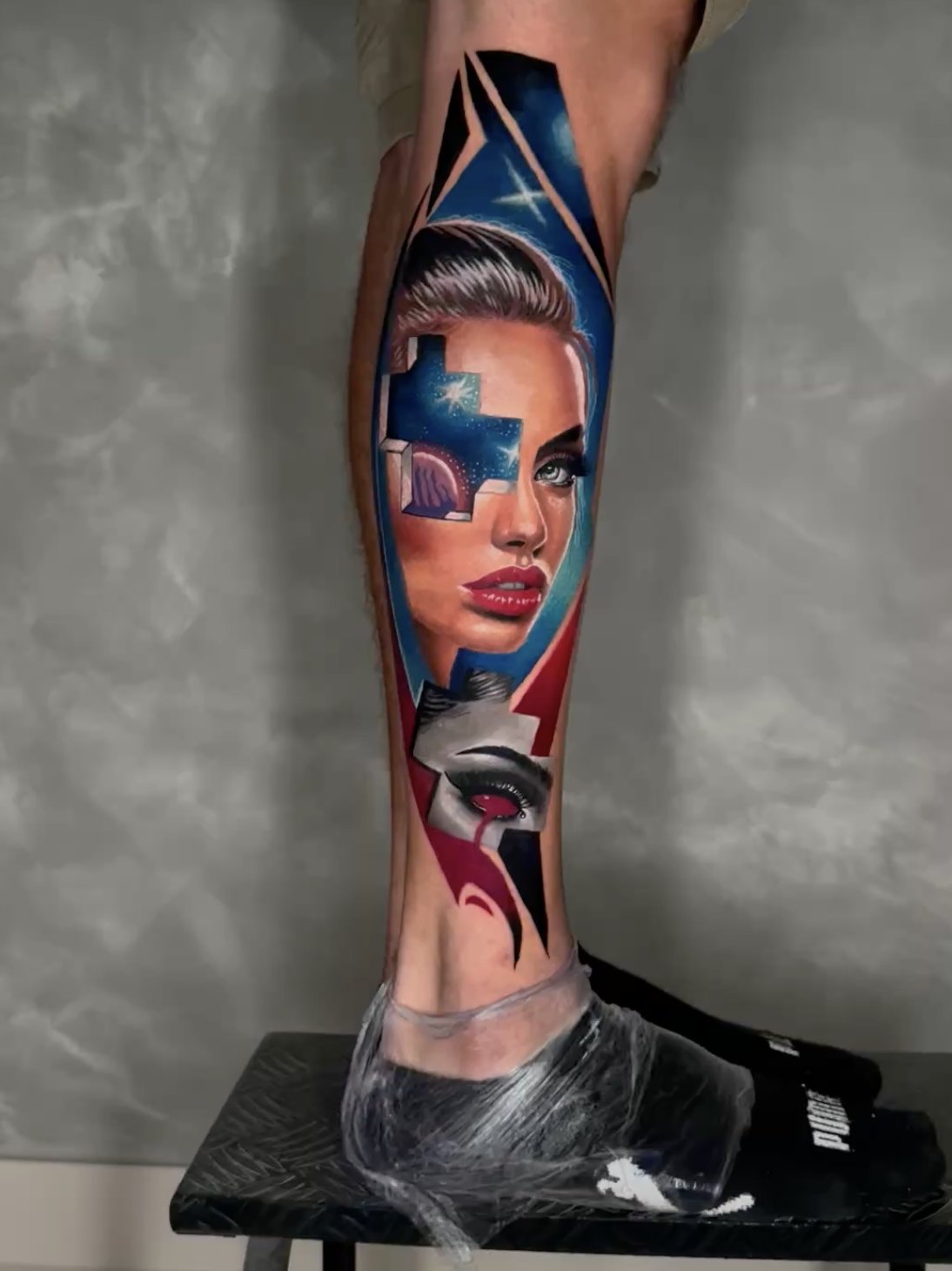 Hyperrealistic color portrait leg tattoo by Fernando